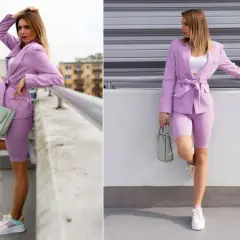 Stylizacja w odcieniach fioletu z różem: marynarka i kolarki tworzą modny duet.