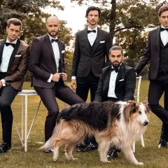 Eleganccy panowie w smokingach i błyszczących butach, a obok nich pies. Idealne połączenie stylu i klasy, pokazujące jakie buty do smokingu pasują najlepiej.