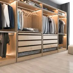 Elegancka garderoba z ubraniami, idealna dla modnego mężczyzny. Wieszaki pełne marynarek, koszul i spodni.