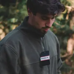 Mężczyzna w zielonej bluzie z metką. Idealna bluza do szarych dresów na jesienny spacer.