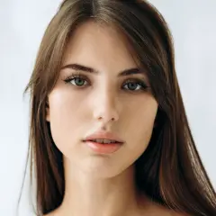 Delikatna, soft girl o zielonych oczach i brązowych włosach, z subtelnym makijażem.