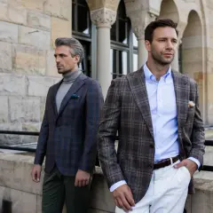 Elegancki mężczyzna w brązowej marynarce w kratę i błękitnej koszuli. Idealna stylizacja: jaka koszula do marynarki w kratę?