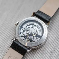Widok mechanizmu zegarka Zeppelin z widocznym napisem "Fine German Automatic 21 Jewels".