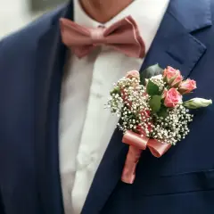 Elegancki granatowy garnitur z różową muszką i butonierką z drobnych różyczek. Jaka mucha do granatowego garnituru? Ta idealnie pasuje!