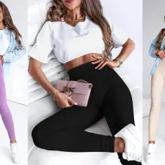 Trzy kobiety prezentują stylizacje z legginsami: fioletowymi, czarnymi i beżowymi. Jaka bluzka do legginsów? Krótki biały top lub jeansowa koszula.