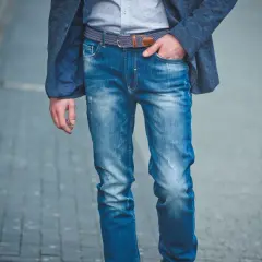 Męskie jeansy z przetarciami i modnym paskiem, idealne na co dzień. Różne rodzaje jeansów męskich dostępne w sklepach.