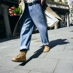 Eleganckie buty do jeansów i koszuli, idealne na spacer po mieście z bukietem tulipanów.