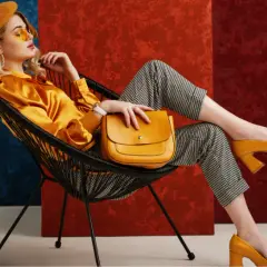 Jakie bluzki do spodni w pepitkę? Stylizacje na każdą okazję