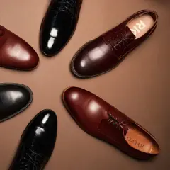 Eleganckie buty męskie: czarne lakierki i brązowe półbuty. Idealne, by dobrać odpowiednie buty do czarnego garnituru.