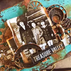 Steampunk co to? Stara fotografia dzieci, trybiki, skrzydła i tabliczka "TREASURE VALLEY" na turkusowym, postarzanym tle.
