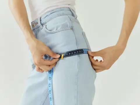Jak zwęzić spodnie krok po kroku? Poradnik DIY