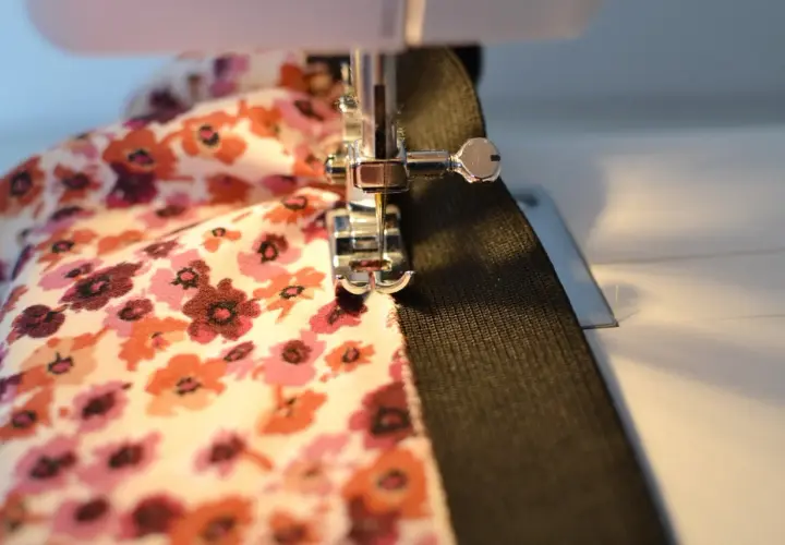 Jak zwęzić spódnicę na gumce? 4 metody DIY, efekt jak od krawcowej!