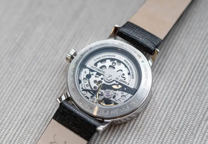 Widok mechanizmu zegarka Zeppelin z widocznym napisem "Fine German Automatic 21 Jewels".
