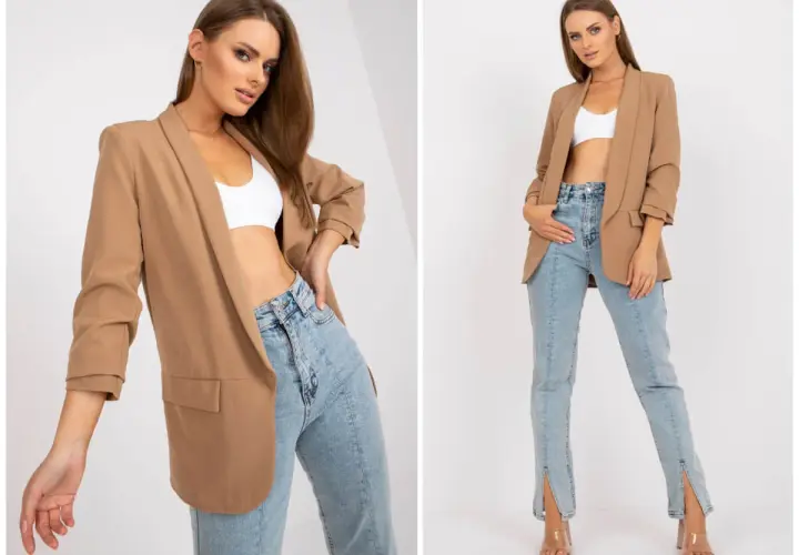 Elegancka marynarka i jeansy tworzą stylową stylizację. Modelka prezentuje modne marynarka i jeansy.