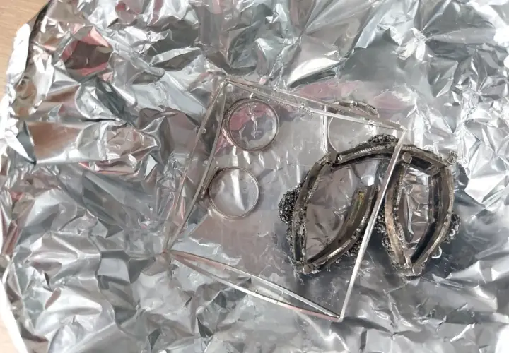 Jak wyczyścić srebro folią aluminiową? Szybki i tani sposób