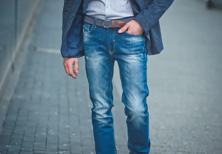 Męskie jeansy z przetarciami i modnym paskiem, idealne na co dzień. Różne rodzaje jeansów męskich dostępne w sklepach.