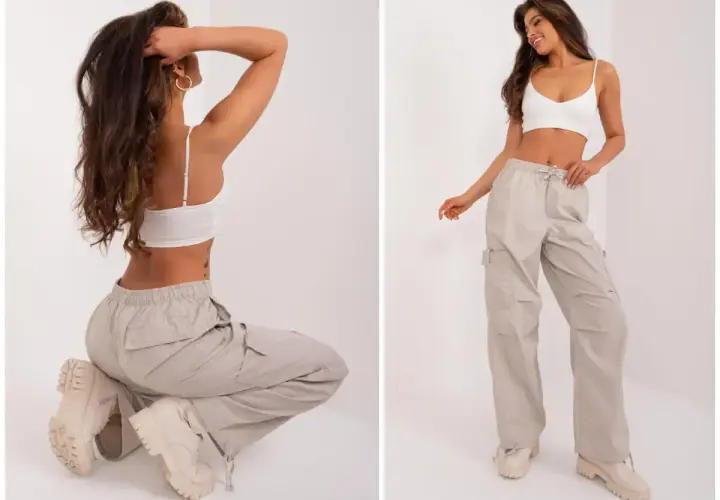Luźne spodnie cargo w beżowym kolorze, idealne dla każdej sylwetki. Modelka prezentuje je w dwóch pozach, podkreślając ich wygodę i styl.