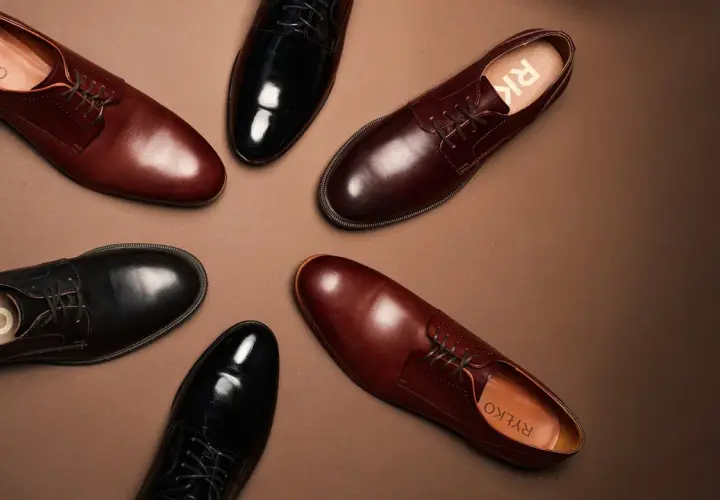 Eleganckie buty męskie: czarne lakierki i brązowe półbuty. Idealne, by dobrać odpowiednie buty do czarnego garnituru.