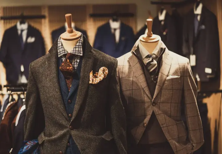 Eleganckie męskie garnitury na manekinach. Zastanawiasz się, jaki garnitur dla blondyna? Zobacz te propozycje.