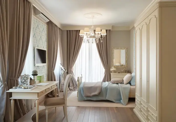 Elegancka sypialnia z zasłonami w kolorze taupe, które świetnie komponują się z błękitną pościelą i jasnymi meblami.