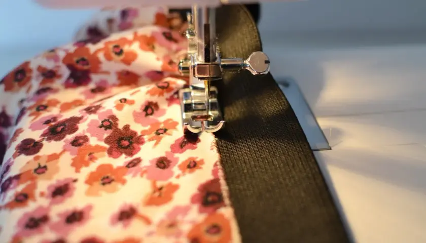 Jak zwęzić spódnicę na gumce? 4 metody DIY, efekt jak od krawcowej!