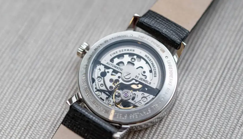 Widok mechanizmu zegarka Zeppelin z widocznym napisem "Fine German Automatic 21 Jewels".