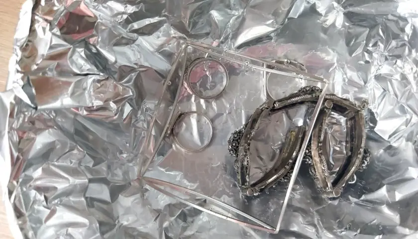 Jak wyczyścić srebro folią aluminiową? Szybki i tani sposób