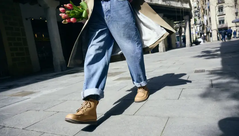 Eleganckie buty do jeansów i koszuli, idealne na spacer po mieście z bukietem tulipanów.