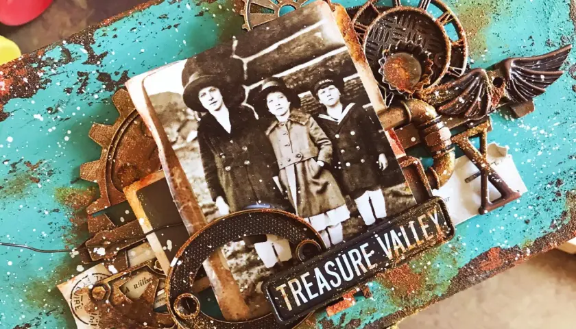 Steampunk co to? Stara fotografia dzieci, trybiki, skrzydła i tabliczka "TREASURE VALLEY" na turkusowym, postarzanym tle.
