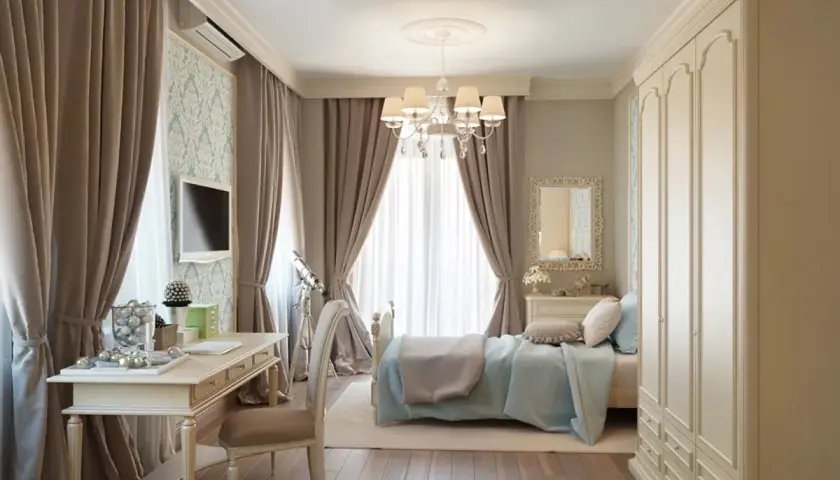 Elegancka sypialnia z zasłonami w kolorze taupe, które świetnie komponują się z błękitną pościelą i jasnymi meblami.