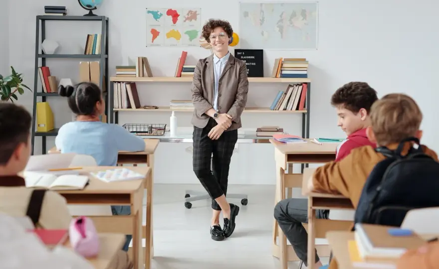 Dress code nauczyciela - jak ubrać się nowocześnie i z klasą?
