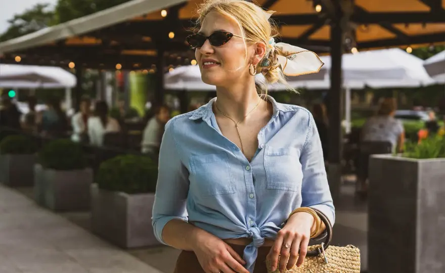 Jak zawiązać bluzkę na supeł? Proste triki i stylizacje