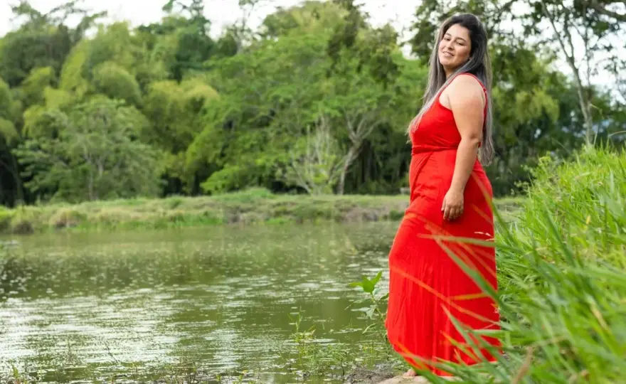 Sukienka dla niskiej osoby z brzuszkiem - Idealne fasony