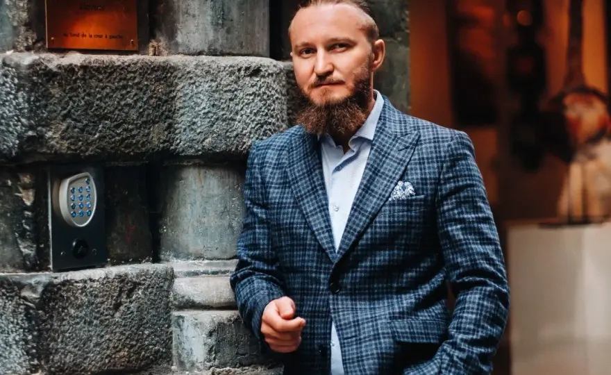 Krawat do garnituru w kratę - Jak go dobrać, by wyglądać stylowo?