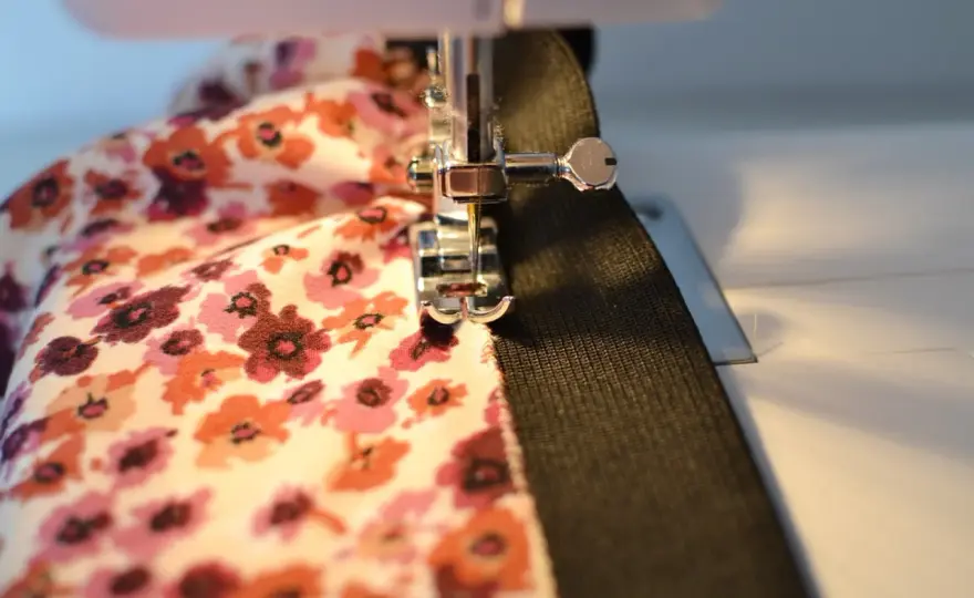 Jak zwęzić spódnicę na gumce? 4 metody DIY, efekt jak od krawcowej!