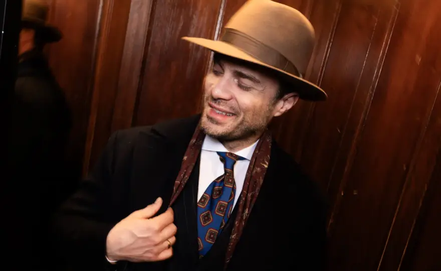 Fedora - Jak nosić kapelusz, by wyglądać nowocześnie?