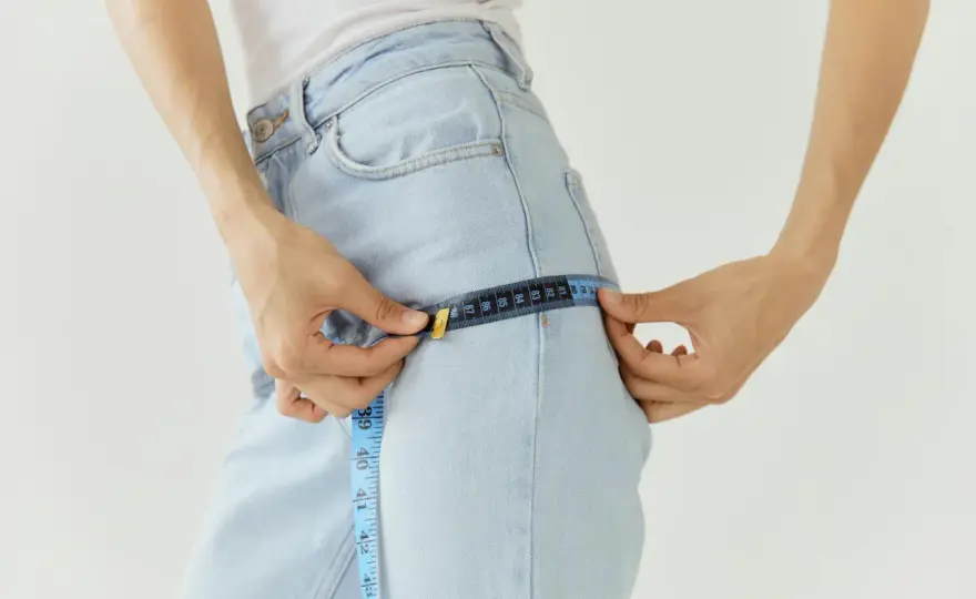 Jak zwęzić spodnie krok po kroku? Poradnik DIY
