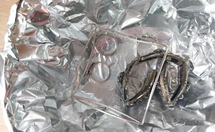 Jak wyczyścić srebro folią aluminiową? Szybki i tani sposób