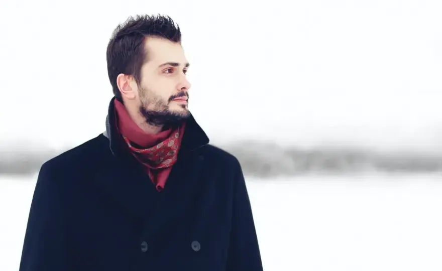 Jaki szalik do granatowego płaszcza? Najlepsze kolory i materiały