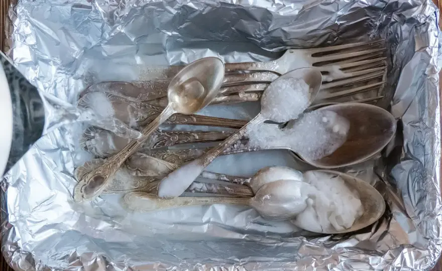 Jak wyczyścić srebro bez rys i przywrócić mu blask?
