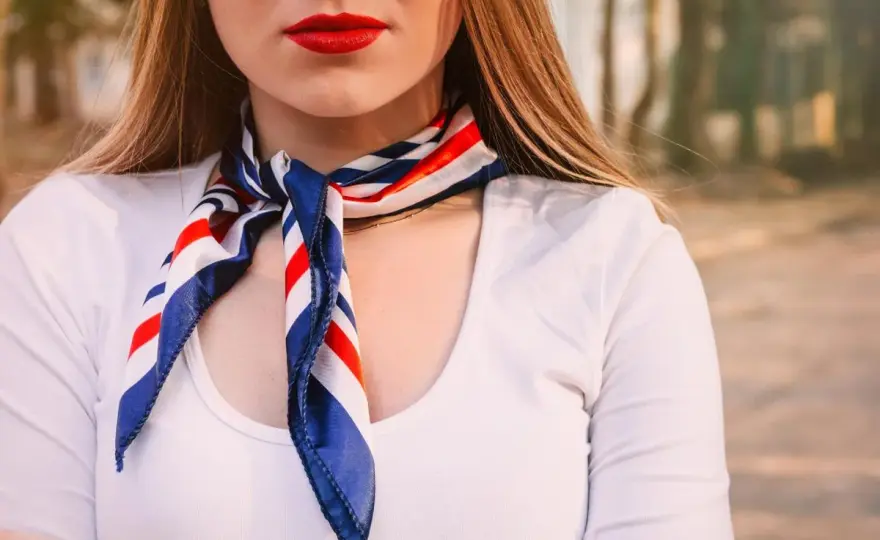 Jak nosić apaszkę do koszuli, by wyglądała lekko i elegancko