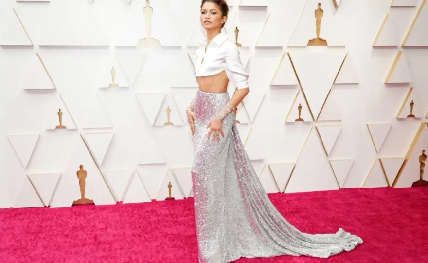 Cekinowa spódnica: jaką bluzkę wybrać? Od casualu po glamour.