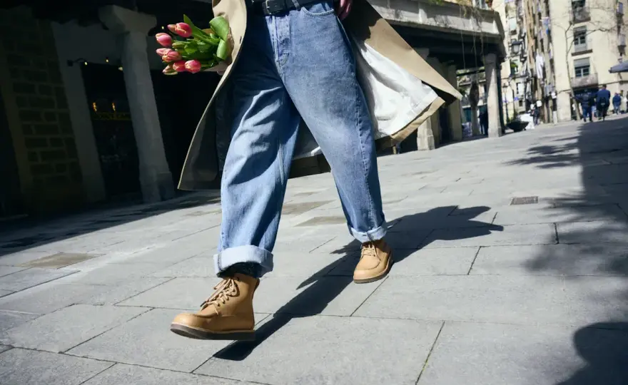 Jakie buty do jeansów i koszuli? Oto fasony, które działają