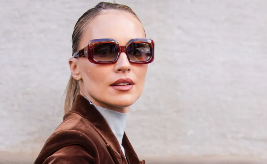 Aksamitny odcień w modzie - kolory, tkaniny i stylizacje