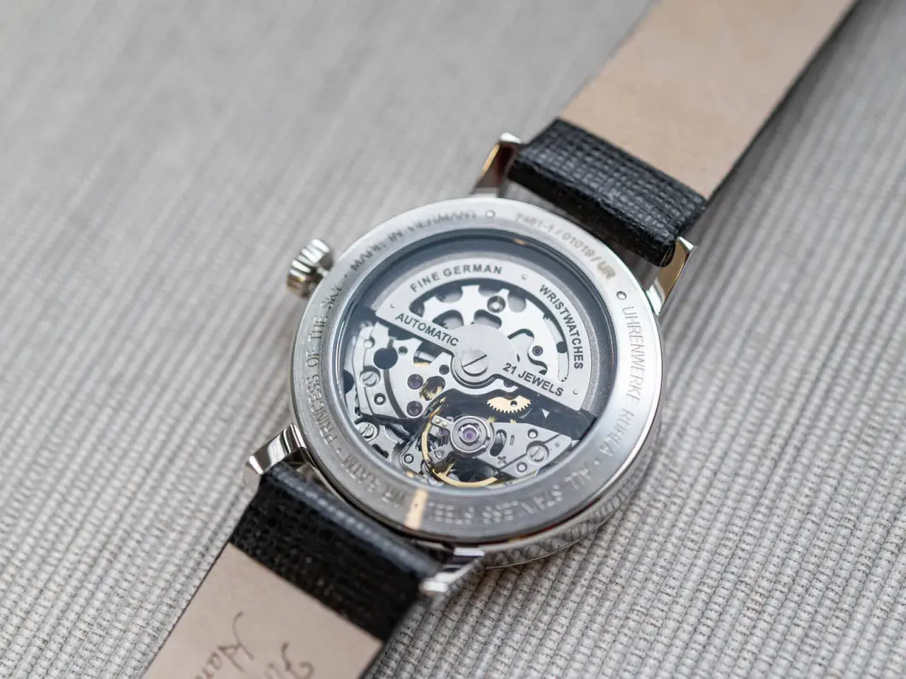 Widok mechanizmu zegarka Zeppelin z widocznym napisem "Fine German Automatic 21 Jewels".