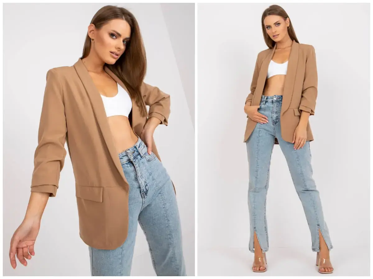 Elegancka marynarka i jeansy tworzą stylową stylizację. Modelka prezentuje modne marynarka i jeansy.
