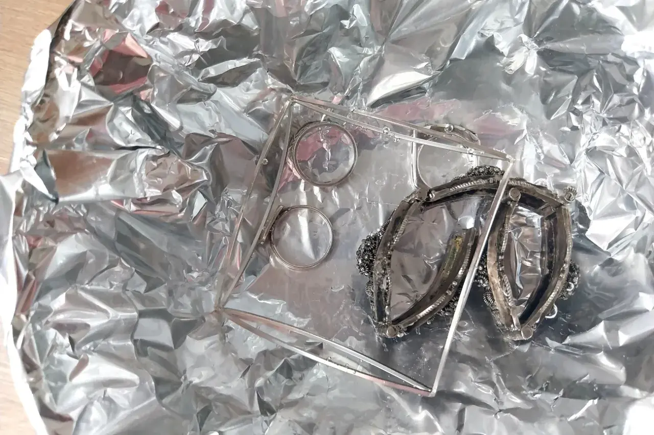 Jak wyczyścić srebro folią aluminiową? Szybki i tani sposób