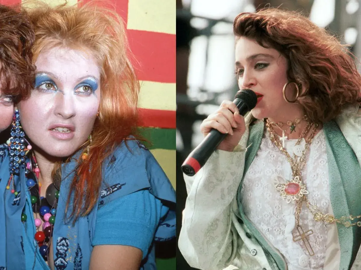 Ikony stylu lat 80.: Cyndi Lauper z kolorowym makijażem i Madonna z krzyżykami na szyi.