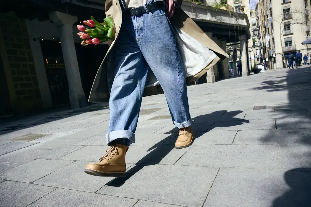 Eleganckie buty do jeansów i koszuli, idealne na spacer po mieście z bukietem tulipanów.