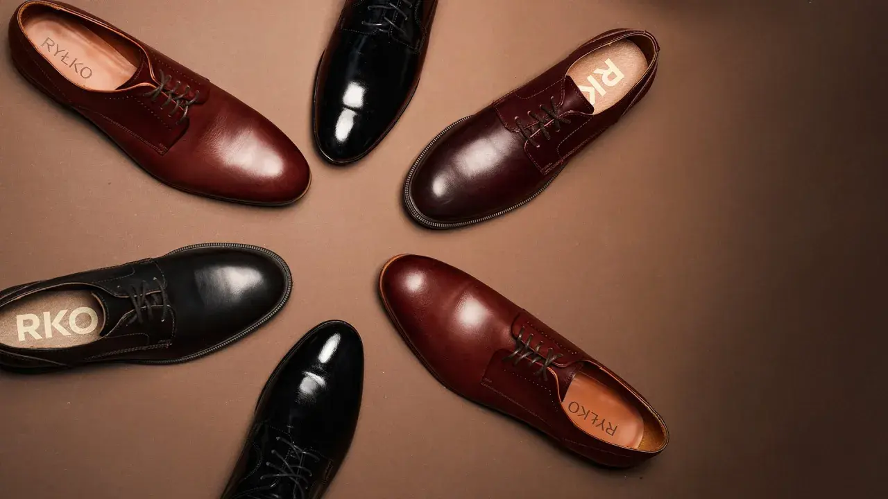 Eleganckie buty męskie: czarne lakierki i brązowe półbuty. Idealne, by dobrać odpowiednie buty do czarnego garnituru.